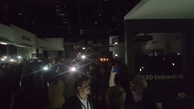 Фото - #CES 2018 | Посетителям выставки пришлось несколько часов провести в темноте