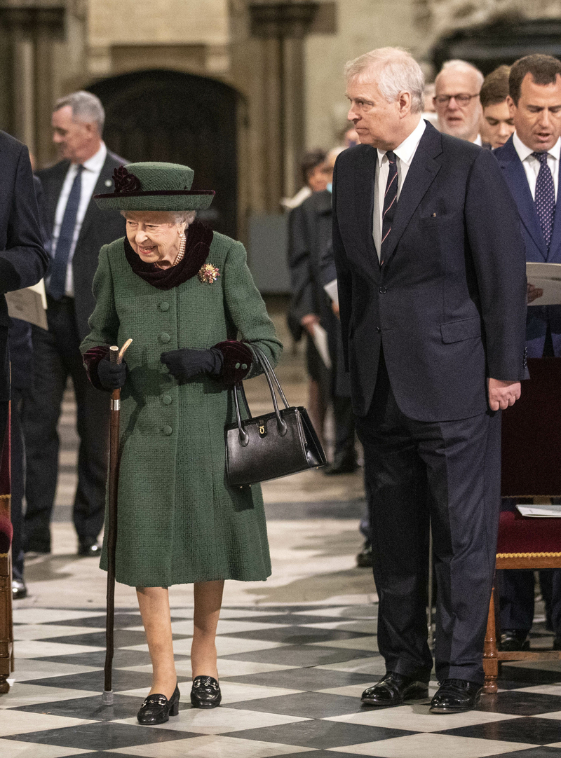 "Мамочка, мама, Ваше Величество": принц Эндрю отдал дань уважения покойной Елизавете II