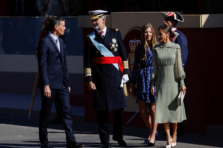 Король Филипп VI и королева Летиция с принцессой Софией на параде и приеме в честь Дня Испанидад