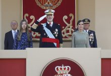 Фото - Король Филипп VI и королева Летиция с принцессой Софией на параде и приеме в честь Дня Испанидад
