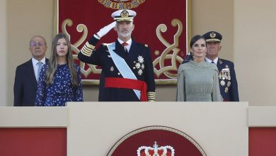 Фото - Король Филипп VI и королева Летиция с принцессой Софией на параде и приеме в честь Дня Испанидад