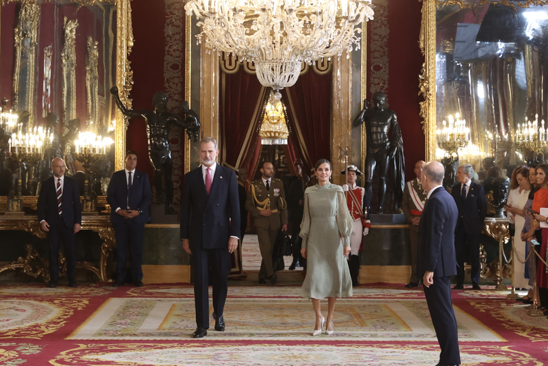 Король Филипп VI и королева Летиция с принцессой Софией на параде и приеме в честь Дня Испанидад